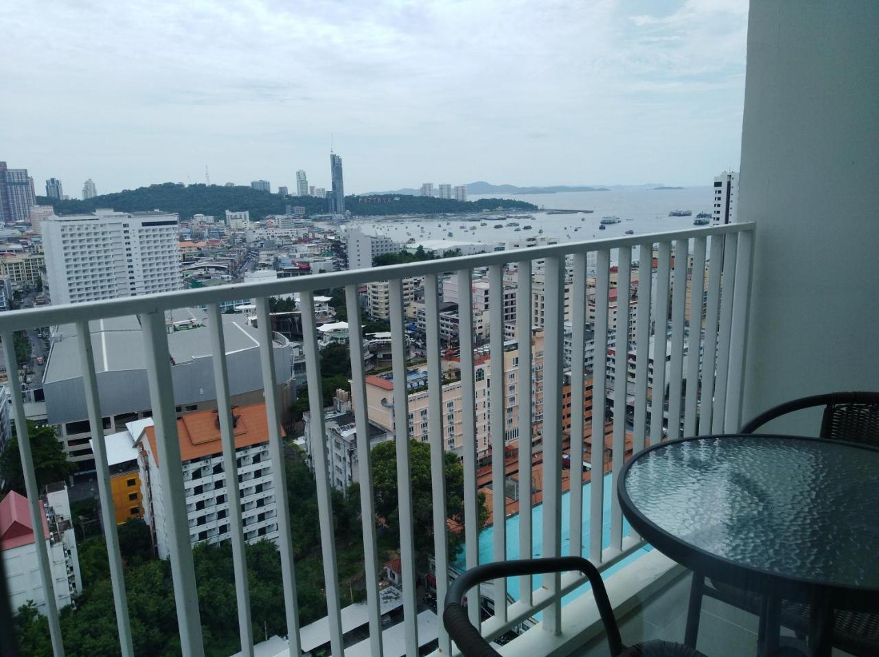 Aparthotel The​ Base​ ​Pattaya​ By Ammy Esterno foto